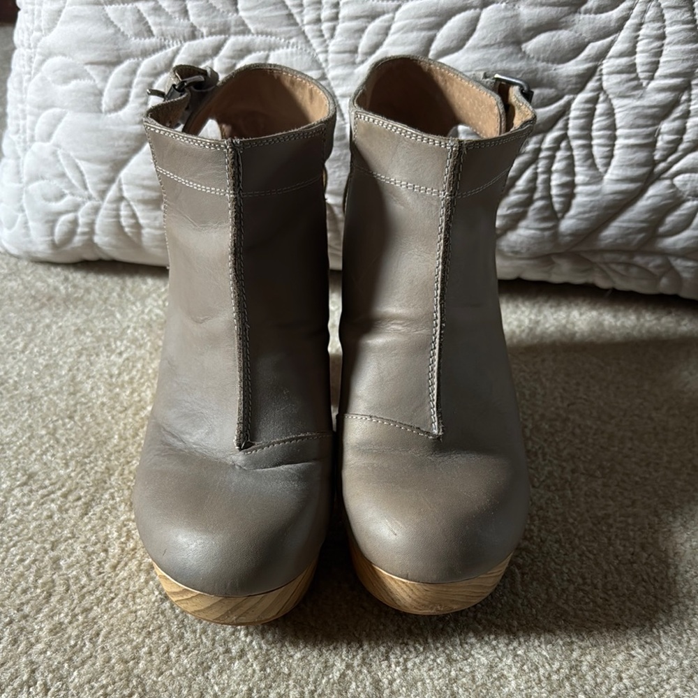 Stylish Women's Gray Ankle Boots